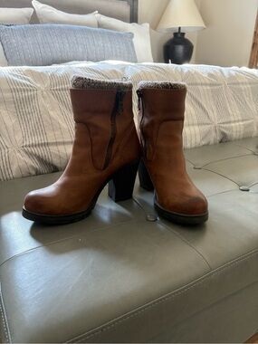 Steve Madden Brown Leather High-Ankle Heeled Boots with Knit Collar